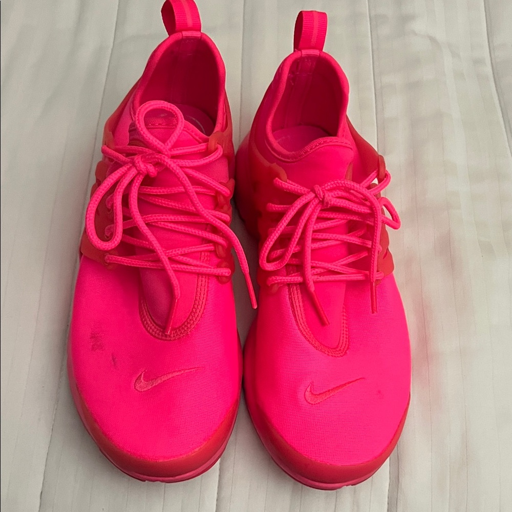 Nike Women's Bright Pink Sneakers